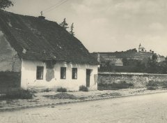 kaple v pozadí na kopci