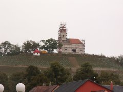 pohled na kapli na kopci