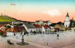 dobová pohlednice města s vyhořelou kaplí na kopci