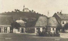 pohled na náměstí s kaplí na kopci