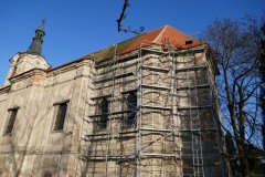 pohled zezadu zprava - oprava střechy presbytáře