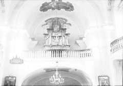 starší foto interiéru kostela - kruchta s varhanami