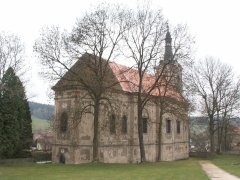 pohled zezadu zleva - oprava střechy