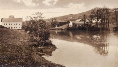 historické foto kapličky (ve středu snímku, za rybníkem)