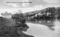 kaplička na dobové pohlednici (ve středu snímku, za rybníkem)