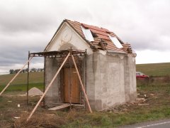 pohled zepředu zprava - pokládka nové střešní krytiny