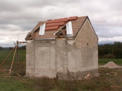 pohled zezadu zprava - pokládka nové střešní krytiny