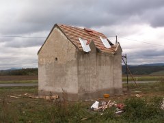 pohled zezadu zleva - pokládka nové střešní krytiny