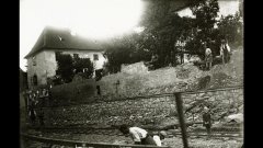 rozebírání zdi kapucínského kláštera