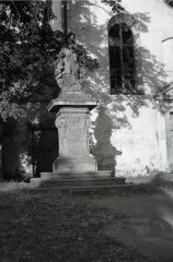 socha sv. Jana Nepomuckého u kostela