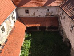 rajský dvůr; na stěně vlevo zbytek slunečních hodin
