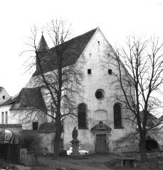 starší stav průčelí kostela