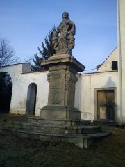 socha před kostelem