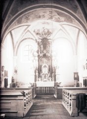 starší foto interiéru kostela - oltář