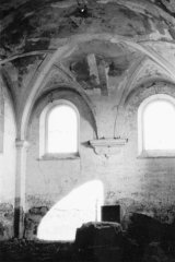 starší foto interiéru kostela - kněžiště s hlavním oltářem