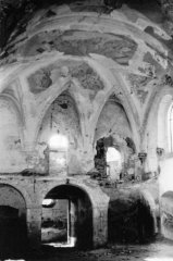 starší foto interiéru kostela - pohled na kruchtu