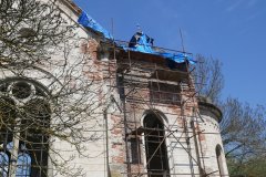 střecha na pravé straně kostela zakrytá plachtou