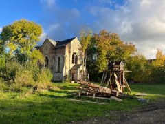 starý sanktusník před kostelem