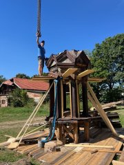 starý sanktusník před kostelem