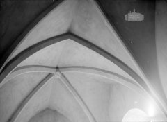 starší foto interiéru kostela - gotická klenba, foto E. Glocker