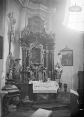 starší foto interiéru kostela - boční oltář