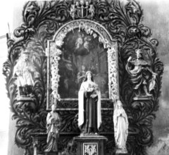 starší foto interiéru kostela - boční oltář