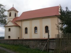pohled na kostel přes opravenou ohradní zeď