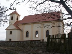 část opravené ohradní zdi okolo kostela