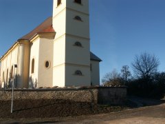 část opravené ohradní zdi okolo kostela