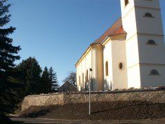 část opravené ohradní zdi okolo kostela