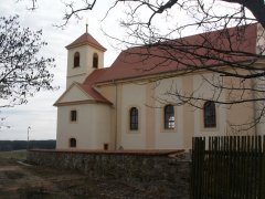 část opravené ohradní zdi okolo kostela