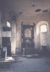zdevastovaný interiér kostela - presbyterium