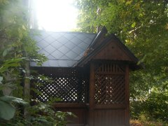 opravený přístavek u presbytáře kostela