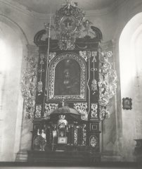starší foto interiéru kostela - hlavní oltář