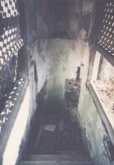 poničená studánka při zadní stěně kostela