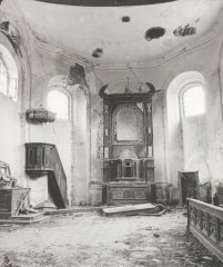 starší foto interiéru kostela - zadní část