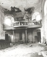 starší foto interiéru kostela - přední část