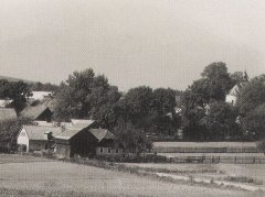celkový pohled na ves s kostelem (vpravo)
