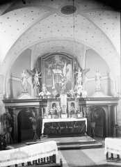 starší foto interiéru kostela - oltář