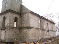 pohled zepředu zprava - kostel s odstraněnou střechou
