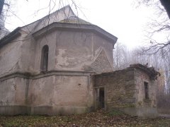 pohled na presbytář zprava