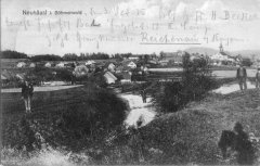 dobová pohlednice vsi s kostelem (vpravo)