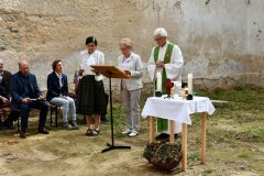 bohoslužba v poničeném kostele