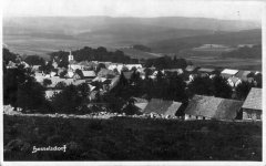 dobová pohlednice vsi s kostelem