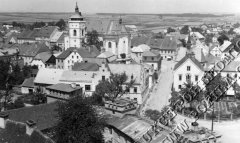 dobová pohlednice města s kaplí (na pravé straně ulice)