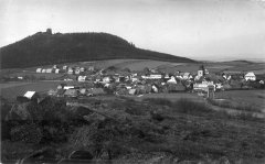 dobová pohlednice města s kostelem