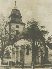 starší foto kostela s původním zastřešením věže
