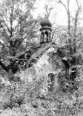 chátrající kaple
