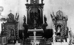 starší foto interiéru kostela - oltář