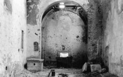 starší foto interiéru kostela - pohled k hlavnímu oltáři